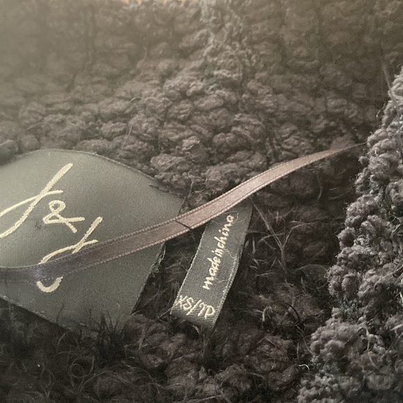 🛍️🛍️ 3 for $5 Beautiful long knotty sweater with pockets - Picture 3 of 9